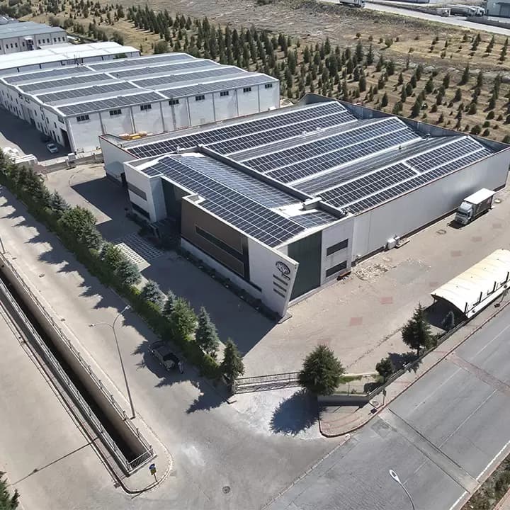 Aufdach-Photovoltaik-Anlage auf einem Industriegebäude