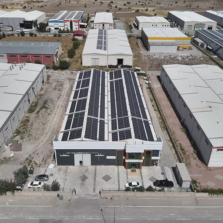 Aufdach-Photovoltaik-Anlage auf einem Industriegebäude