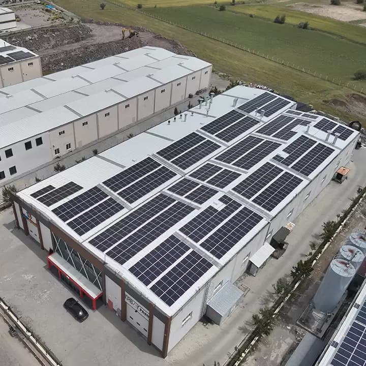 Aufdach-Photovoltaik-Anlage auf einem Industriegebäude