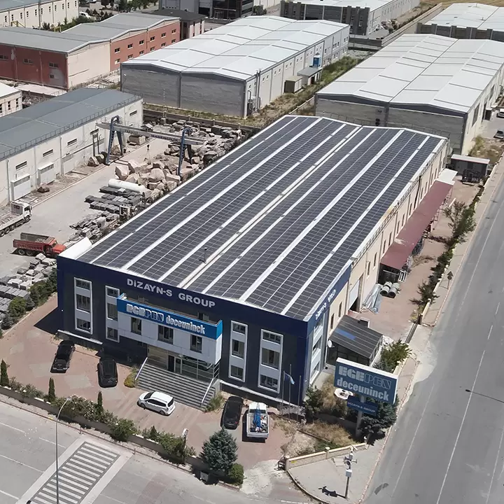 Aufdach-Photovoltaik-Anlage auf einem Industriegebäude